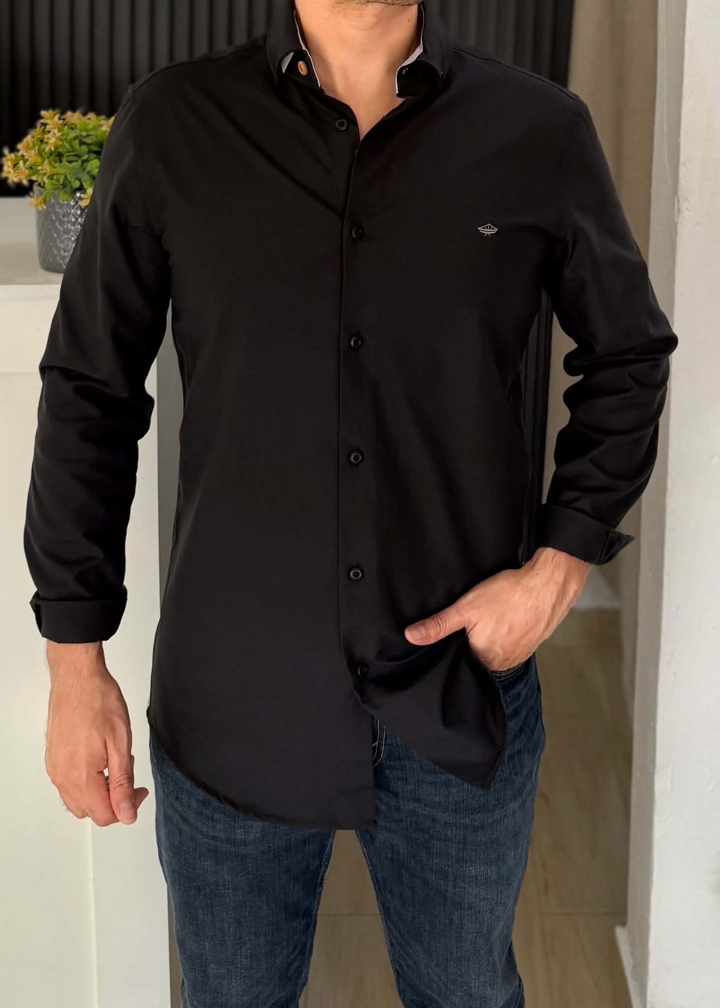 Camisa Manga Larga Negra de Algodón para Hombre | Botones de Madera y Corte Elegante